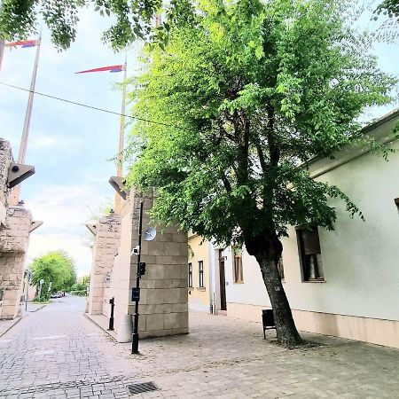 Becsi Kapu Apartman Vác Exterior foto