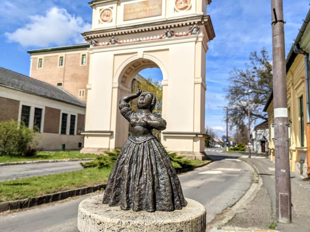 Becsi Kapu Apartman Vác Exterior foto