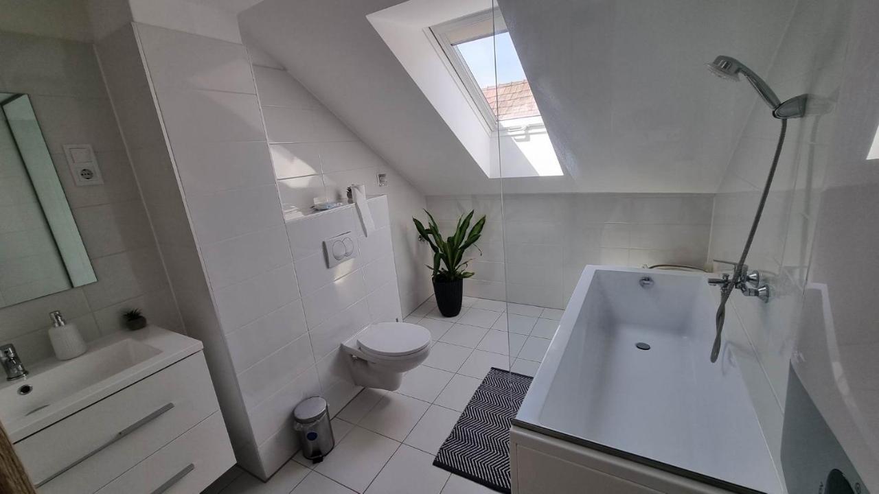 Becsi Kapu Apartman Vác Exterior foto