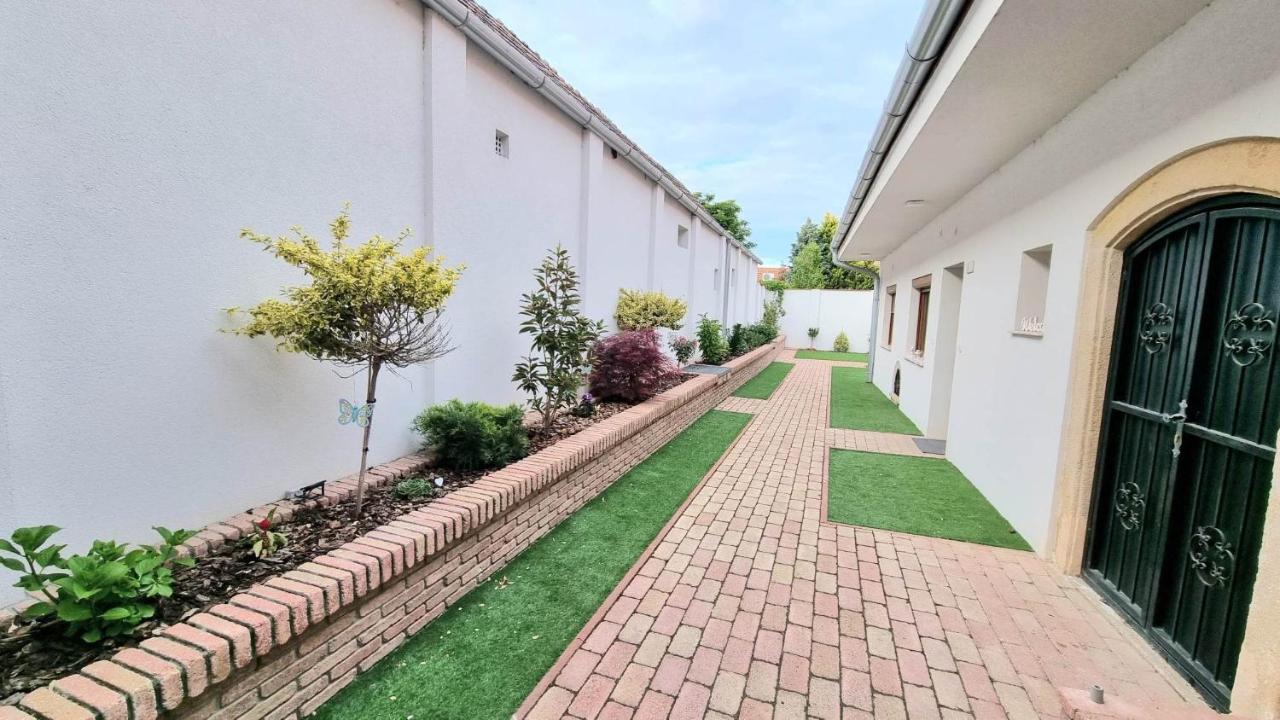 Becsi Kapu Apartman Vác Exterior foto