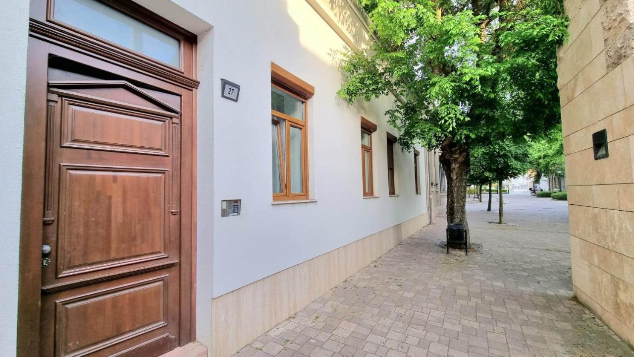 Becsi Kapu Apartman Vác Exterior foto
