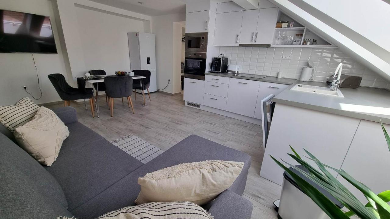 Becsi Kapu Apartman Vác Exterior foto